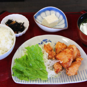 ［いなば茶屋］地元のおばちゃんたちが提供！栄養バランス抜群のワンコインランチ。- 鳥取市