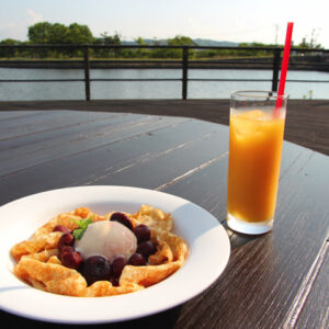 ［Cafe ippo］東郷湖を眺めながらオシャレにランチタイム – 湯梨浜町