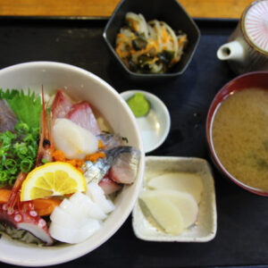 【スーパー居酒屋 鳥取 だいぜん】鳥取駅から徒歩2分。昼も夜も680円(税別)で食べれるお得感たっぷりの海鮮丼。