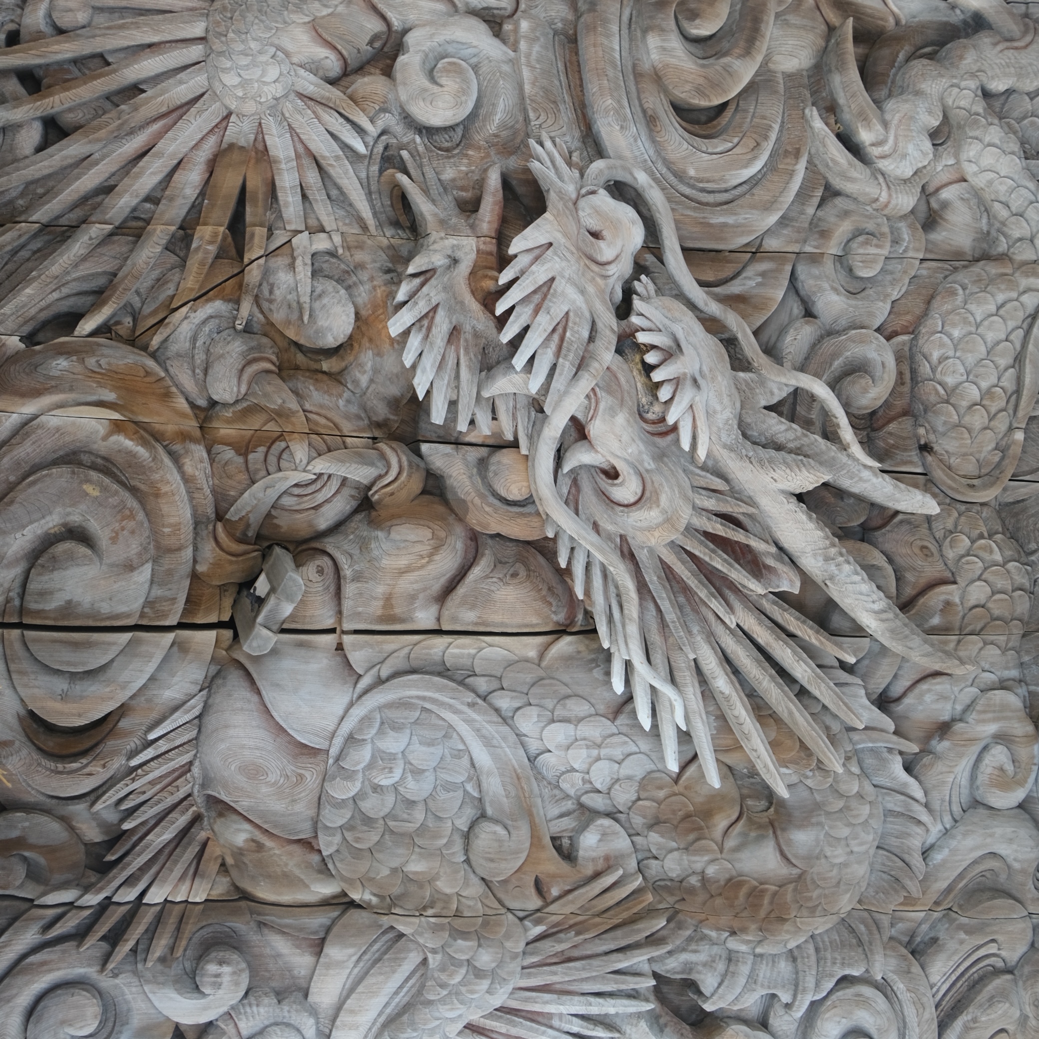 神崎神社］拝殿内拝天井の龍や本殿に彫られた見事な彫刻。パワー