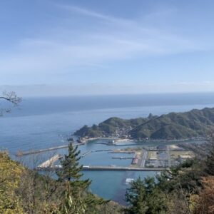 ［駟馳山］到着後の絶景が最高！鳥取砂丘と日本海を見渡せる標高約314mの山 – 岩美町