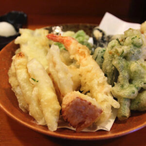 ［天ぷら旬菜 いえやす］サクサクふわふわの衣！旬の食材を使った天ぷらが人気の居酒屋 – 鳥取市