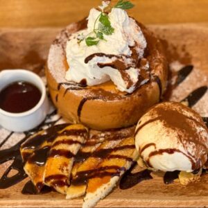 ［Cafe Dining Bar SHIPS］キャラメリゼが香ばしいチョコとバナナの厚焼きスフレパンケーキ – 米子市