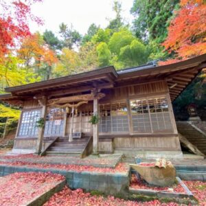 【2020年11月15日撮影】日南町にある境内を列車が横切る「生山神社」の紅葉を見てきました！