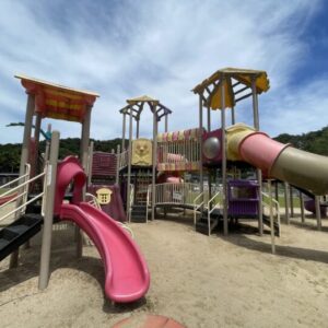 ［元本庄小学校跡地の公園］道の駅きなんせ岩美から車で5分！遊具もたくさん、汽車も見える公園 – 岩美町