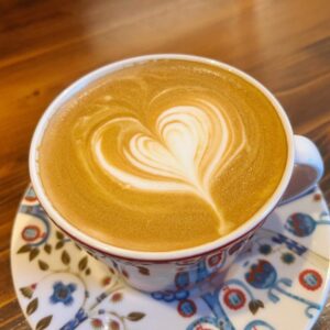 ［Capri coffee beans（カプリコーヒービーンズ）］コーヒー好きにおすすめしたい！コクうまカフェラテと自家製レモンチーズに舌鼓｜鳥取市
