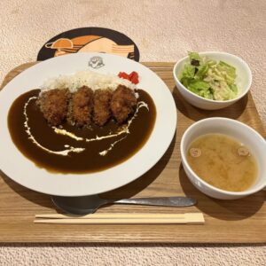 ［すなば珈琲 新鳥取駅前店］800円でいただける日替わりランチ「カキフライカレー」が絶品でした！｜鳥取市