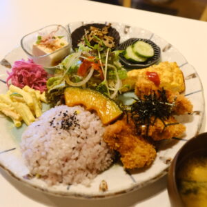 ［ナチュラルキッチン＆カフェfrais］旬の野菜たっぷりのランチプレートは、見た目も華やかです｜米子市