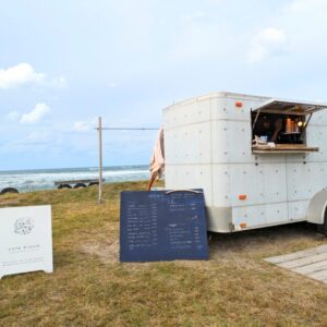 ［cafe bloom UradomeTrailer］日本海を眺めながらゆっくりコーヒーを。どこを撮っても映えるトレーラーcafe｜岩美町